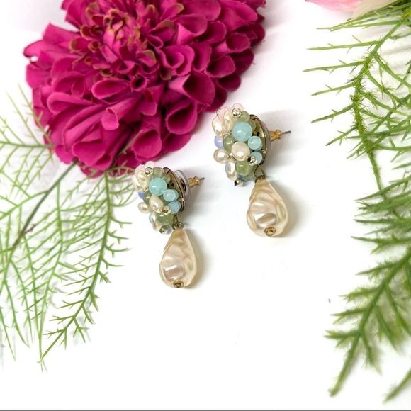 VINTAGE⚜️Clustered Faux Pearl Pastel Beaded Teardrop Clip Earrings - Picture 4 of 7